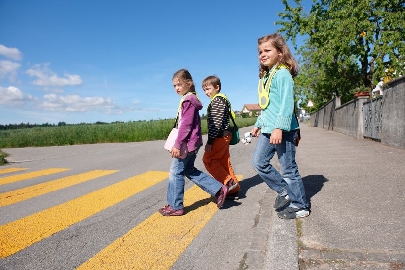 3 Kinder auf dem Schulweg, Fussgängerstreifen